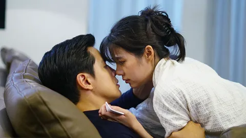 "ฟิล์ม-เอสเธอร์" พระนางคู่กัด ใน "พายุทราย" เจอหน้าเป็นตบ เอะอะเป็นจูบ 