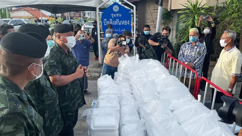 แม่ทัพภาค 4 จับตะหลิวทำมาม่าผัด ตั้งครัวสนามแจกอาหาร ชุมชนที่ปัตตานี