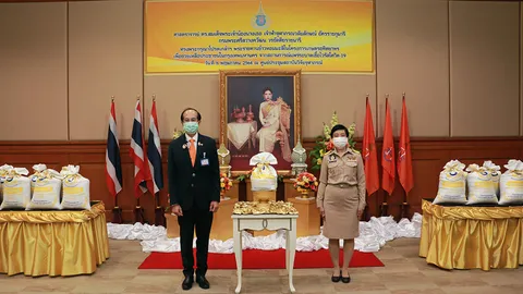 อัญเชิญข้าวสารพระราชทาน จากโครงการซแรย์อทิตยา มอบให้รองปลัด กทม. เพื่อช่วยเหลือภัยโควิด