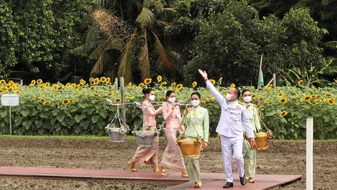 พิธีหว่านพันธุ์ข้าว ในวันพืชมงคล บนแปลงนาสาธิต "สวนจิตรลดา"