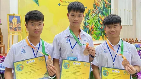 เรื่องมหัศจรรย์ของเด็กหลอดแก้ว แฝดสาม ชวนกันเรียนแพทย์ สอบติดทั้งหมด