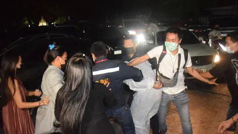 พริตตี้รวมตัวกระทืบ "เด่นภูมิ" หลังคุมตัวมาสอบปากคำ สน.บางขุนเทียน