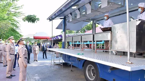 ผบ.ทร. ควงแม่บ้าน จัดรถครัวสนาม รถปันสุข บุกชุมชนช่วยบรรเทาโควิด