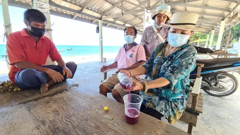 ประมงพื้นบ้าน พบสารประหลาดสีชมพู เกาะติดอวนปู หวั่นมีพิษ