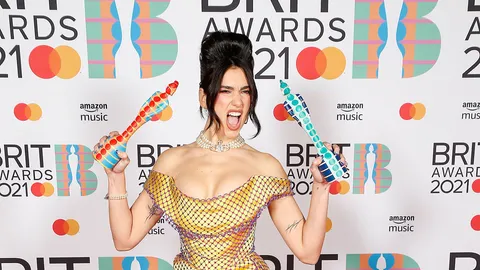 ดูอา ลิปา เชิดชูนักรบเสื้อกาวน์ ในงานประกาศรางวัลบริต อวอร์ดส์