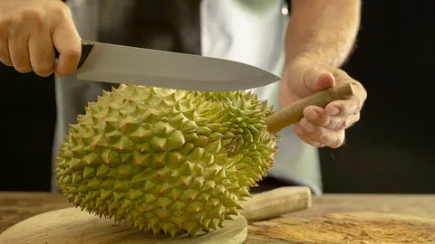 วิธีปอกทุเรียนกินเองที่บ้าน ไม่เจ็บมือ ทำง่ายๆ ด้วยมีดเล่มเดียว 