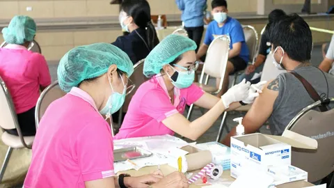 ฉีดวัคซีนเกิน 2 ล้านโดส แพทย์ยันอาการไม่พึงประสงค์ 14 ราย ไม่พบเสียชีวิต