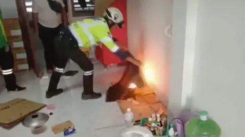 ไฟไหม้หอพักควันโขมง ดับเพลิงแห่มาเต็ม นักผจญเพลิงเปิดห้องพบไฟไหม้กระทะ (คลิป)