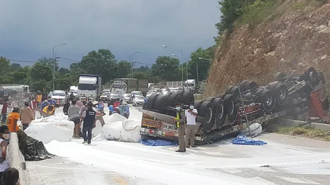 รถพ่วงบรรทุกน้ำตาลแหกโค้งพลิกคว่ำ ทางลงเขาโทนตาย 1 เจ็บ 1