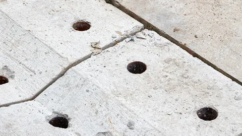 ท่อระบายน้ำสูงกว่าระดับถนน เวลาฝนตก ทั้งน้ำและดินไหลท่วมถนน วอนชลประทานเร่งแก้ไข