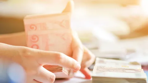 ฝากเงินกับกองทุนเงินออมหมู่บ้าน พอไปขอคืน กองทุนไม่มีเงินคืนให้ แจ้งความไว้ไม่คืบ