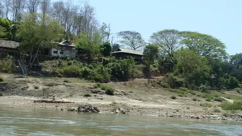 ชายแดนสาละวินระอุ กระสุนตกมาฝั่งไทย ทหารเร่งอพยพชาวบ้านไปที่ปลอดภัย 