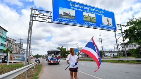 "วิ่งธงชาติไทย" วันที่ 56 ถึงระยอง ท่ามกลางสายฝนที่ตกกระหน่ำ 