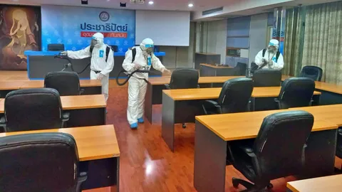 ประชาธิปัตย์ รับ เจ้าหน้าที่การเงินติดโควิด พ่นยาฆ่าเชื้อทุกจุดในพรรค