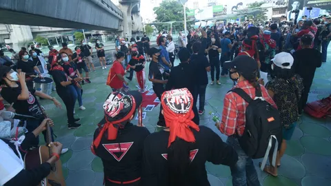 มวลชนรวมตัวสกายวอล์กปทุมวัน 7 ปีรัฐประหาร สหภาพนักเรียนแสดงออกหน้า ศธ.