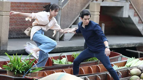 "ฟิล์ม-เอสเธอร์" โดนไล่ล่าเอาชีวิต จูงมือบู๊สนั่นกลางตลาดน้ำ ใน "พายุทราย"