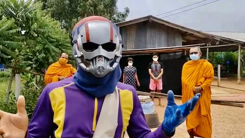 หนุ่มฮีโร่กับพระ แจกอาหารแห้งช่วยชาวบ้าน โดนพิษคลัสเตอร์โรงงานชำแหละไก่