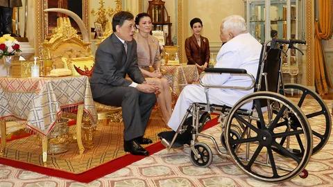 ในหลวง-ราชินี-เจ้าคุณพระฯ เสด็จออกพระที่นั่งอัมพรสถาน