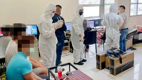 บุกค้นบ้านหรู ย่านปากเกร็ด ลอบเปิดเว็บพนันออนไลน์ รวบ 5 พนง.โปรโมตฯ