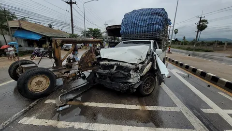 กระบะขนผักชนรถบรรทุกคนงานก่อสร้างถนน ที่แม่สอด คนงานเจ็บ 5 สาหัส 1 