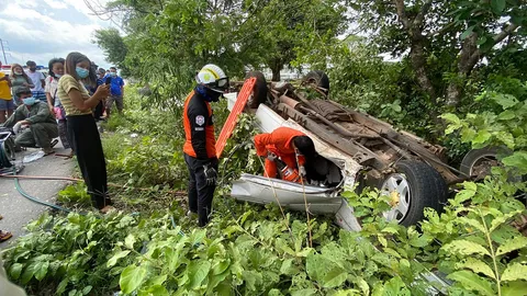 ลูกเขยขับกระบะส่งพ่อตา ชนซาเล้งเสียหลักคว่ำที่ร้อยเอ็ด ตาย 1 สาหัส 4