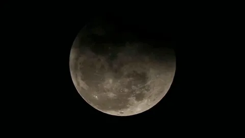 เปิดภาพ "จันทรุปราคาบางส่วน" เหนือฟ้าประเทศไทย ดูได้อีกครั้ง 8 พ.ย.65