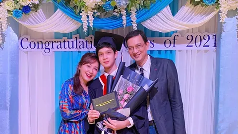 กวาง-น็อต เป็นปลื้ม น้องเน็ต เรียนจบไฮสคูล เลื่อนขั้นเป็นนิสิตจุฬาฯ