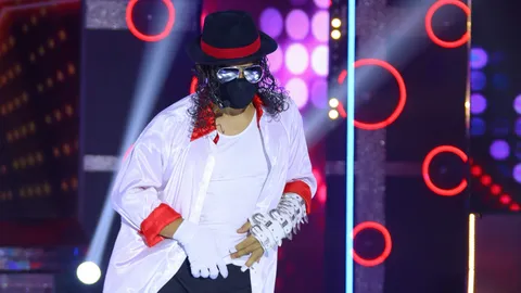 เงา "ไมเคิล แจ็กสัน" บุก "กิ๊กดู๋ฯ" ชมเพลงร็อกปะทะเพลงรัก