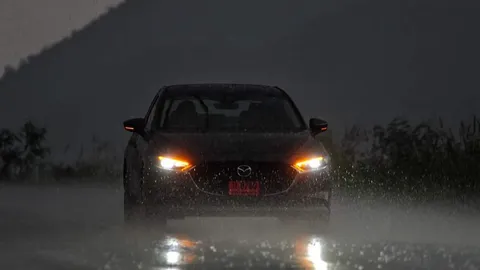 ร่วงกันเยอะถ้าไม่ระวัง! ขับรถท่ามกลางสายฝนอย่างไรให้ปลอดภัย