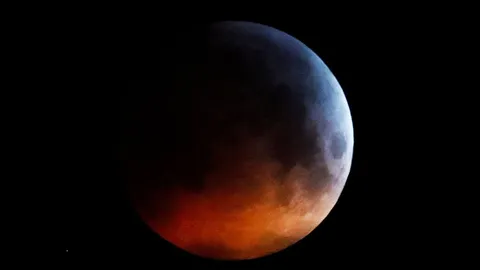 'เลขเด็ด' หมอช้าง 'พระจันทร์สีเลือด'