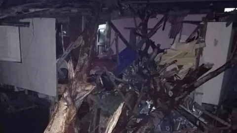 ฝนกระหน่ำกรุงเก่า ต้นก้ามปูโค่นทับบ้าน หนุ่ม 19 โดดน้ำหนีตาย-หวิดดับ