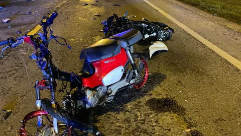 แว้นไม่สวมกันน็อก มา 3 คัน แซงรถเก๋งเกี่ยวกันล้ม ตาย 2 สาหัส 1  