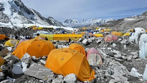 โควิด-19 ลามยอดเขาเอเวอเรสต์ นักปีนเขาติดเชื้อแล้วเพียบ