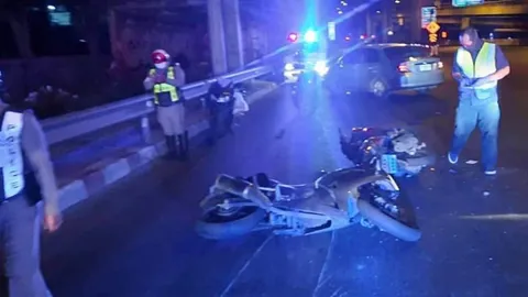 ตำรวจปัดถีบล้ม โจ๋ซ้อน 3 ดับ 1 วงจรปิดยันชัด รถจักรยานยนต์เบียดกัน