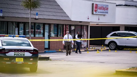 ช็อก 3 คนร้ายควงไรเฟิล-ปืนพก กราดยิงคลับฟลอริดา ตาย 2 เจ็บอื้อ