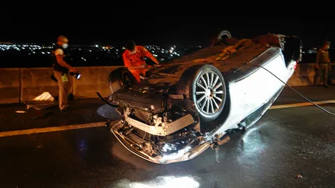 "เบนซ์" พลิกบูรพาวิถี นํ้าขังเหินหลายตลบ "สาวใหญ่" กระเด็นดับ หญิงเจ้าของรถเจ็บ