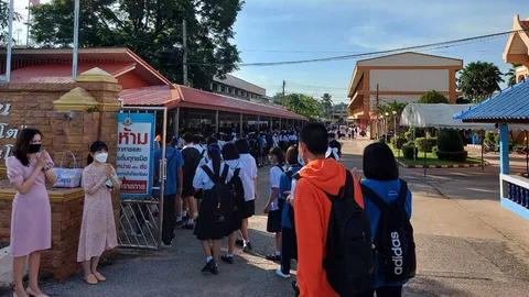 ร.ร.มัธยมที่บึงกาฬเปิดเทอมวันแรก คุมโควิดเต็มที่ ส่วนประถมให้เด็กมารับงาน