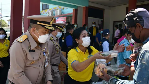 กองเรือยุทธการ ร่วมกับ อ.สัตหีบ เปิดตู้มีแล้วแบ่งปัน ช่วยวิกฤติโควิด
