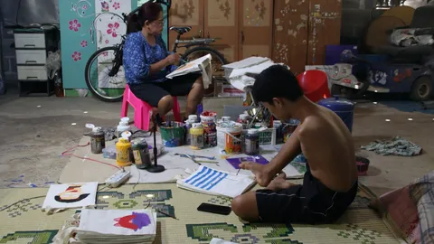 น้องทาม หนุ่มน้อยไร้แขนยอดกตัญญู ใช้เท้าวาดภาพขาย หาเงินช่วยแม่ 