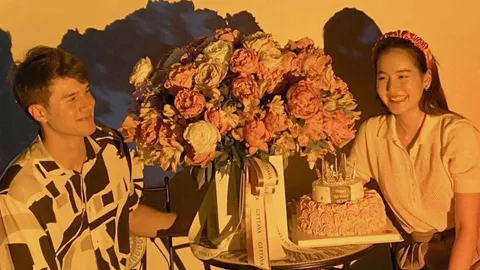 รักหวานฉ่ำ มิกค์ ทองระย้า เซอร์ไพรส์วันเกิด โบว์ เมลดา ด้วยดอกไม้ช่อโต