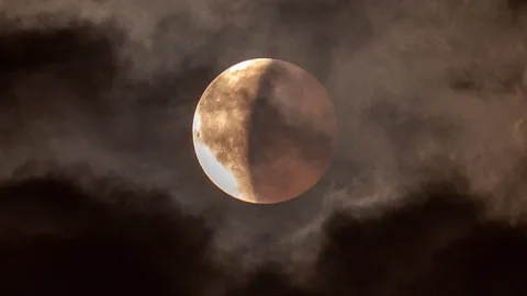 มองจันทร์คืนวิสาขบูชา พลังราหู..กบกินเดือน