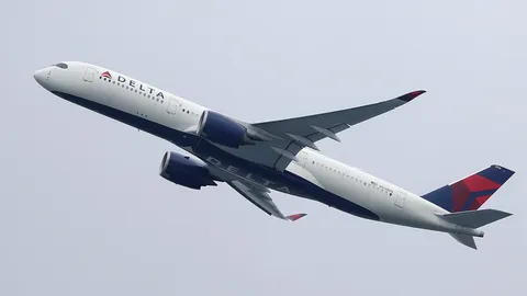 นาทีระทึก ผู้โดยสารฮีโร่ช่วยกันสกัด หนุ่มพยายามบุกห้องนักบิน เดลต้า แอร์ไลน์ (คลิป)