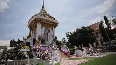 ผุดเมรุปันสุขฌาปนกิจยายโคราช แต่งด้วยอาหารแห้งแทนดอกไม้ ใช้แจกคนต่อได้