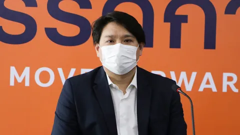 ก้าวไกล ส่ง 11 ส.ส. สู้ศึก พ.ร.ก.กู้เงิน 5 แสนล้าน ลั่น ไม่ตีเช็คเปล่าให้