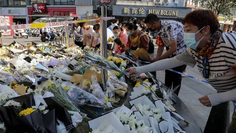 หนุ่มจีนคลั่ง ถือมีดไล่แทงคนกลางย่านช็อปปิ้ง ดับ 6 เจ็บ 14 คน