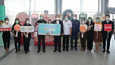 บิ๊กตู่ ชมบูธ ซีพี-ซีพีเอฟ ร่วมส่งอาหารจากใจให้ผู้ฉีดวัคซีนโควิด-19