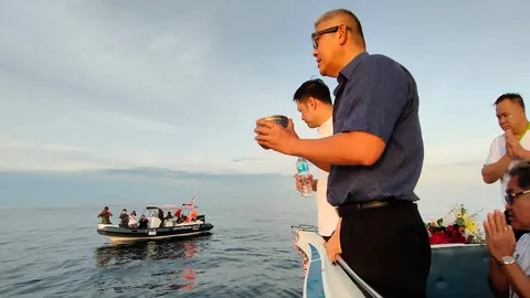 สุดอาลัย เพื่อนและครอบครัว ทำพิธีลอยอังคารทูตยูเครนที่เกาะราวี จ.สตูล