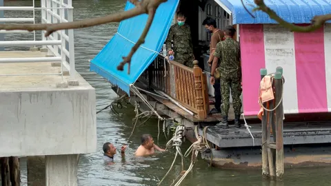 นายอำเภอเมืองกาญจน์นำจับ 2 ผู้ร่วมขบวนการค้ายาบ้า เปิดแพพักขาย-มั่วสุม