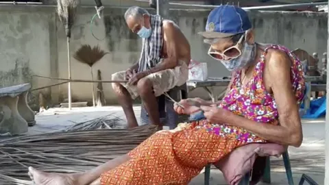 สองตายายใช้เวลาว่าง เหลาทางมะพร้าวขายช่วงโควิด รายได้ดี ลูกค้าแห่จองเพียบ