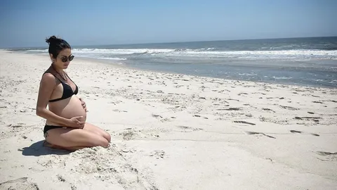 ราโมน่า ซาโนลารี่ อดีตนางเอกดัง อุ้มท้องลูกคนที่ 3 อวดความแซ่บริมทะเล